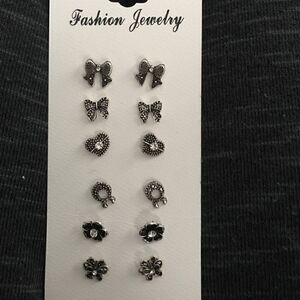 Cute stud earrings 